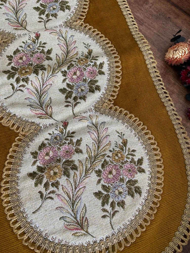 Chemin de table en velours brodé galon doré para Techo o Poste