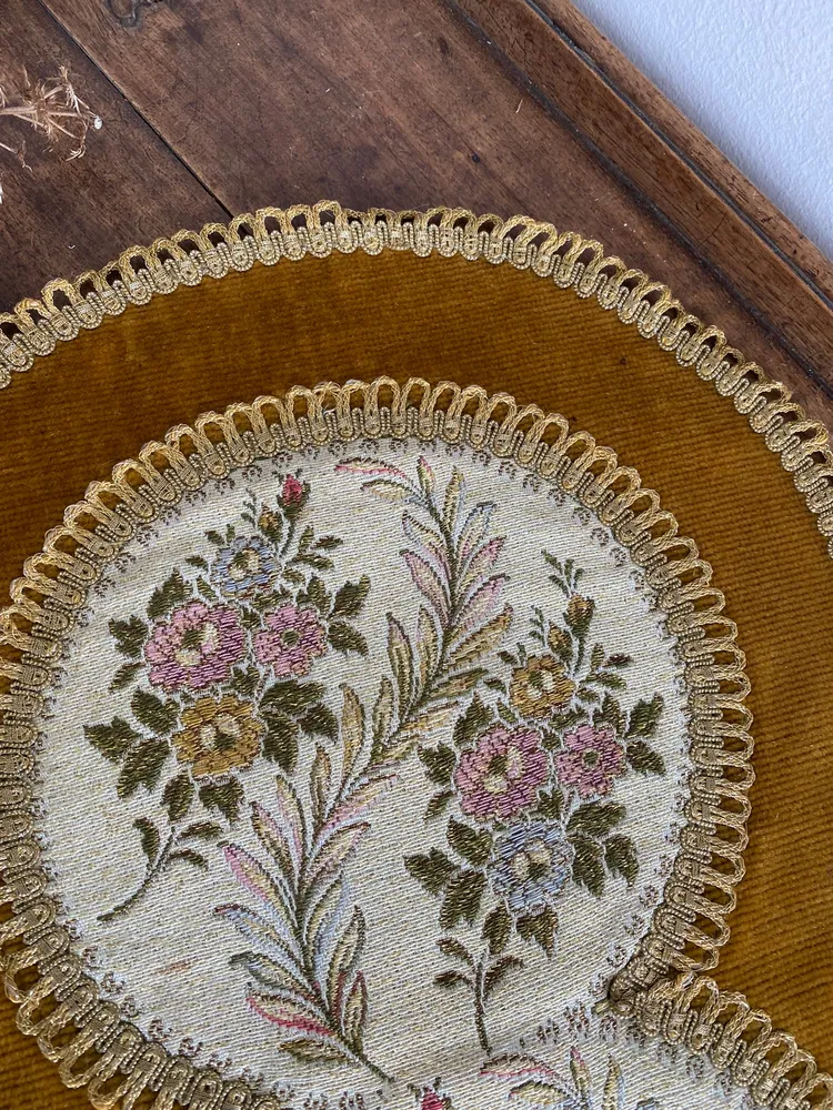 Chemin de table en velours brodé galon doré para Techo o Poste