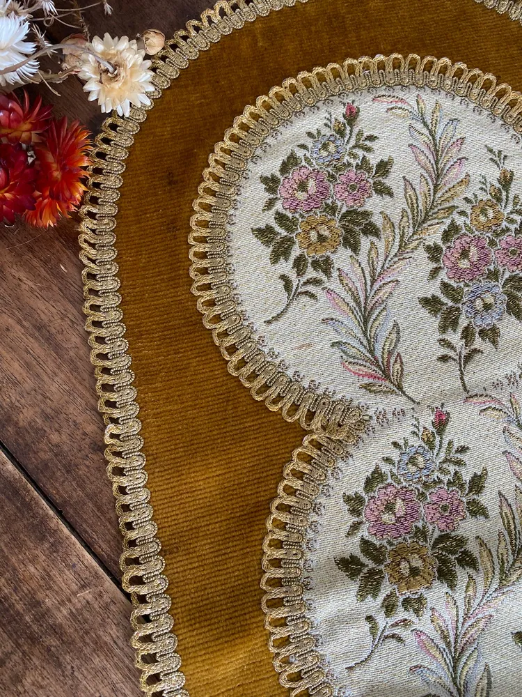 Chemin de table en velours brodé galon doré para Techo o Poste